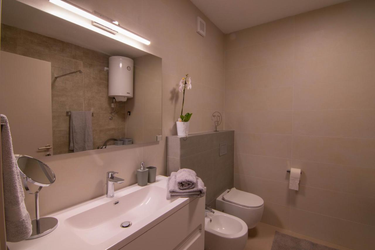 Luxury Apartment Faro With Sea View And Swimming Pool Premantura Exterior photo